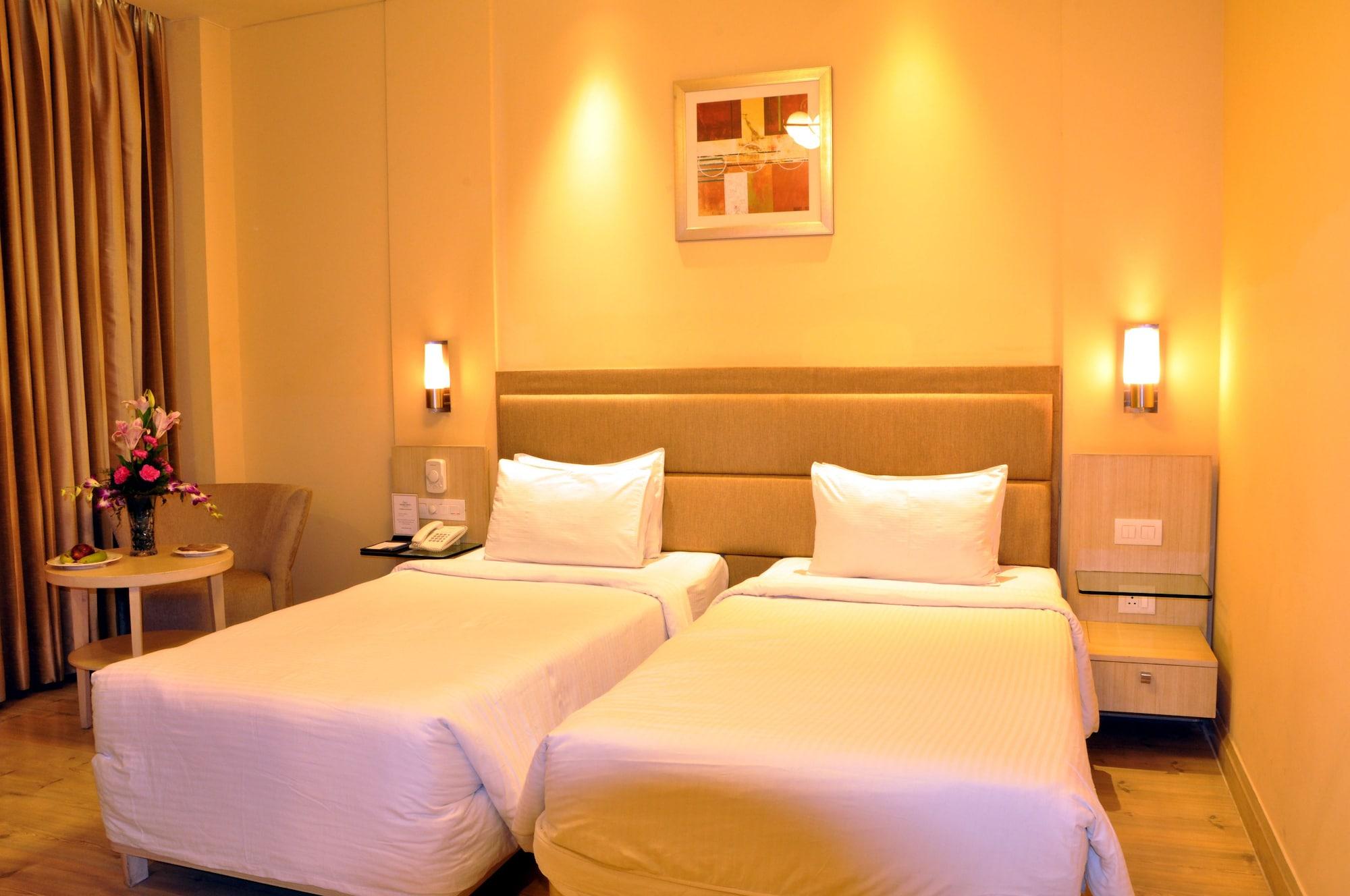 Sarovar Portico Naraina, Hotel New Delhi Exterior photo
