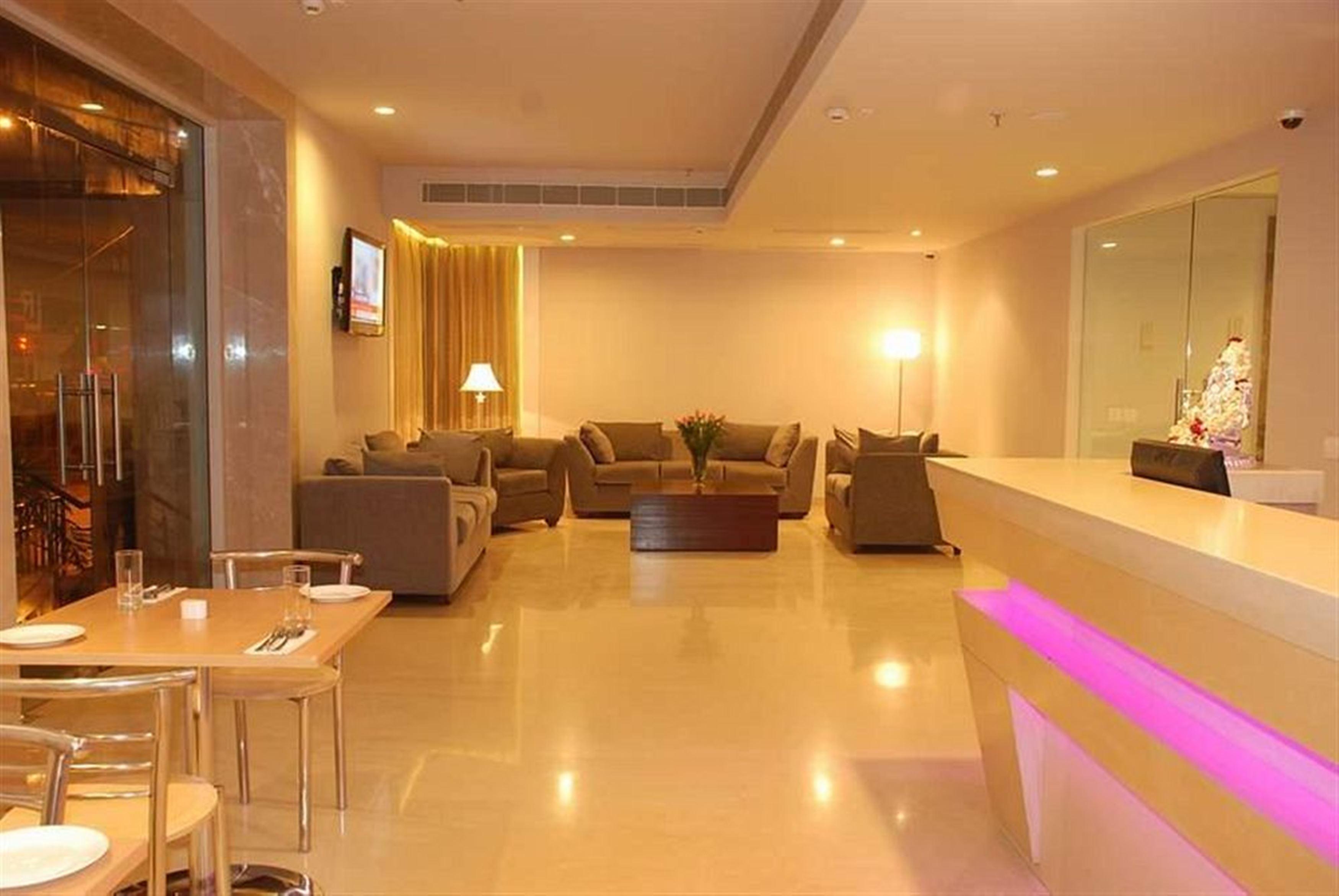 Sarovar Portico Naraina, Hotel New Delhi Exterior photo