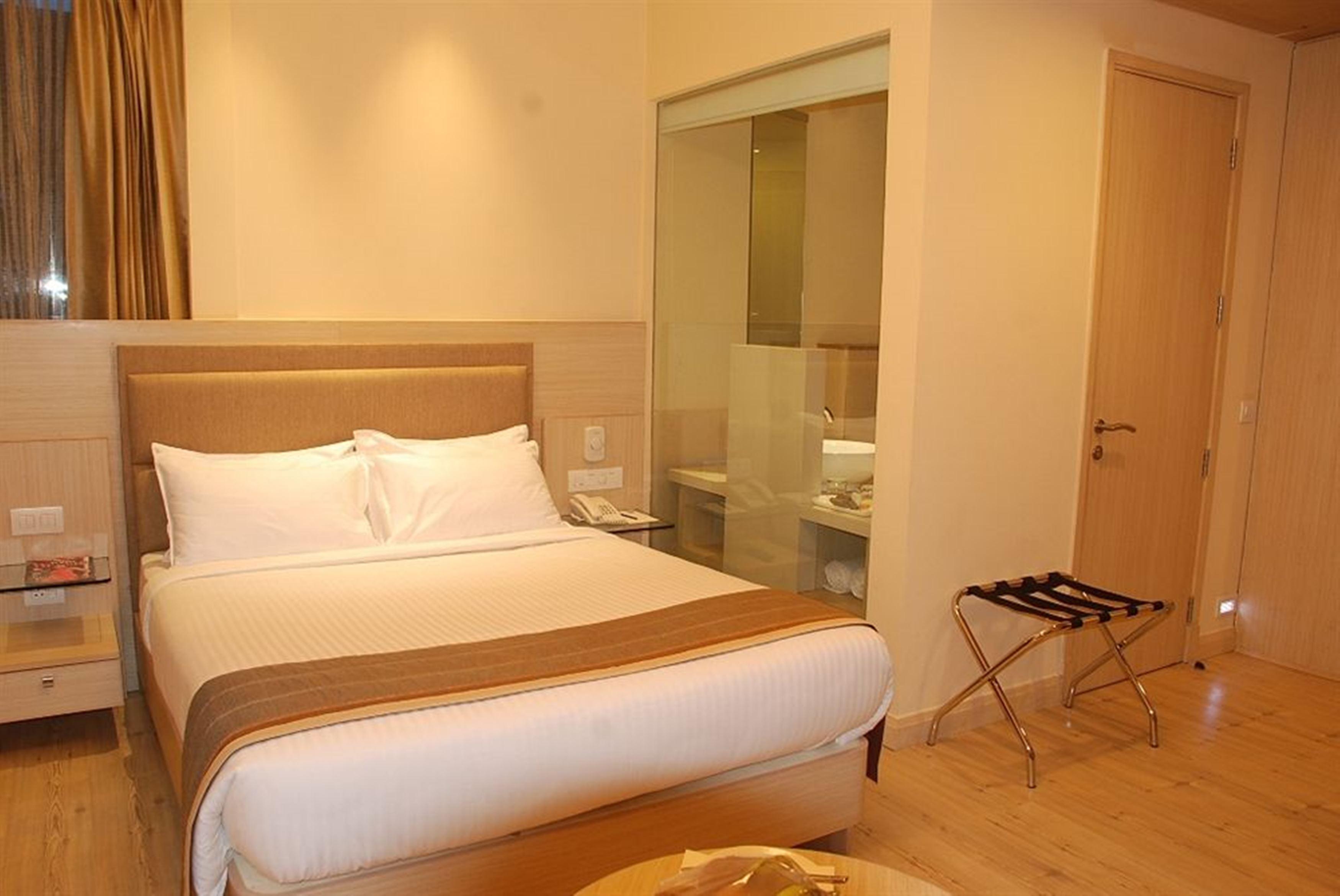 Sarovar Portico Naraina, Hotel New Delhi Exterior photo
