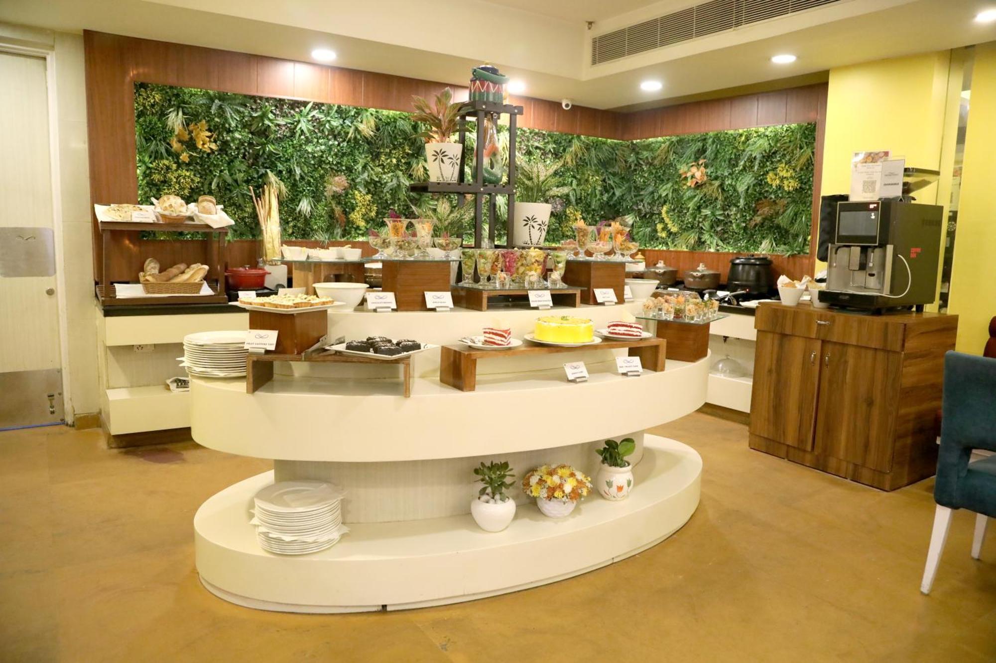 Sarovar Portico Naraina, Hotel New Delhi Exterior photo