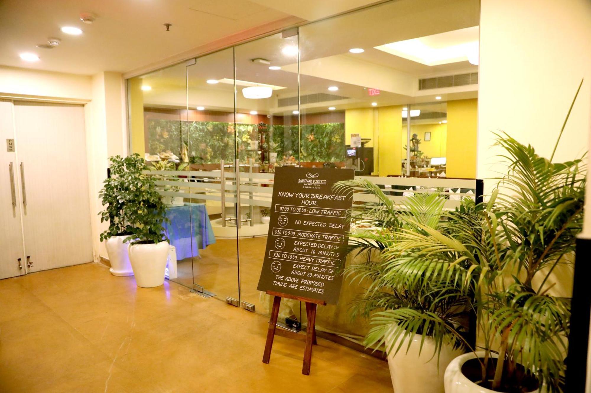 Sarovar Portico Naraina, Hotel New Delhi Exterior photo