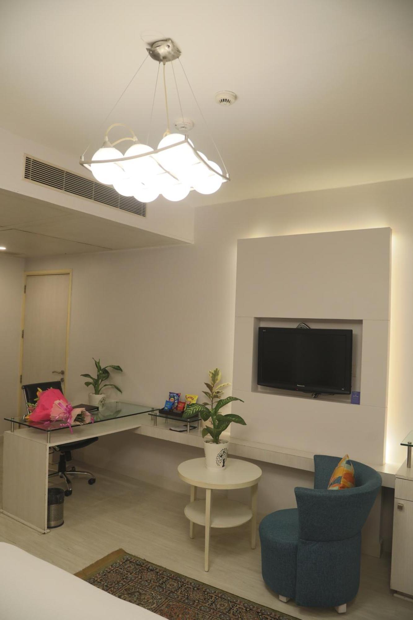 Sarovar Portico Naraina, Hotel New Delhi Exterior photo