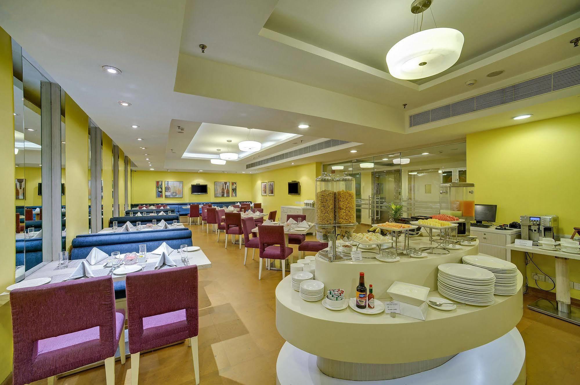 Sarovar Portico Naraina, Hotel New Delhi Exterior photo