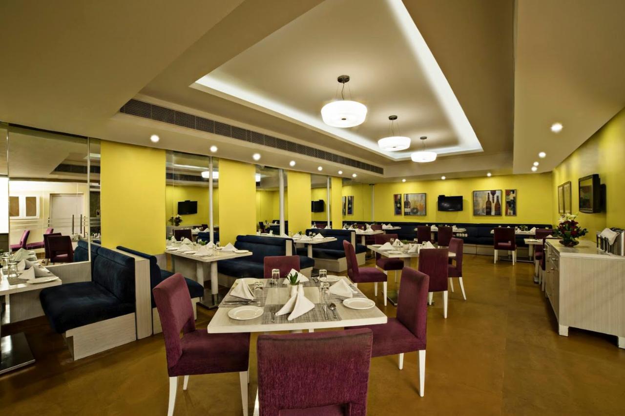 Sarovar Portico Naraina, Hotel New Delhi Exterior photo